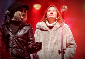 Sylwester na tarnowskim Rynku - Galeria II - Na scenie solistki Zespołu Sylwestrowego Basia Kąkol i Milena Łącka