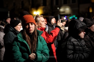 Sylwester na tarnowskim Rynku - Galeria II - Publiczność bawiąca się podczas koncertu sylwestrowego
