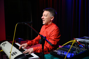"Nie bądź karpierm, kolęduj!" - Koncert kolęd w Domu Kultury Westerplatte - Bartłomiej Szułakiewicz podczas kolędowania w DKW