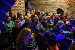 Koncert świąteczny: Mika Urbaniak & Victor Davies - Publiczność gromadząca się w Piwnicach TCK