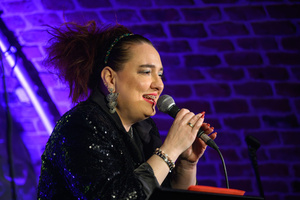 Koncert świąteczny: Mika Urbaniak & Victor Davies - Mika Urbaniak na scenie Piwnic TCK