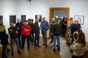 Wystawa: Męskie rozmowy - Publiczność oglądająca wystawę „Męskie rozmowy”