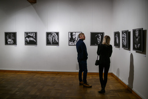 Wystawa: Męskie rozmowy - Publiczność oglądająca wystawę „Męskie rozmowy”