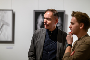 Wystawa: Męskie rozmowy - Dyrektor TCK - Tomasz Kapturkiewicz - podczas wystawy „Męskie rozmowy”