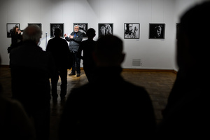 Wystawa: Męskie rozmowy - Publiczność podczas wystawy „Męskie rozmowy”