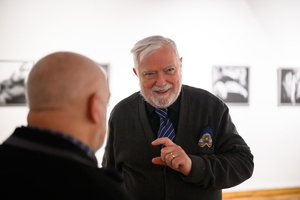 Wystawa: Męskie rozmowy - Zbigniew Furman podczas autorskiej wystawy „Męskie rozmowy”