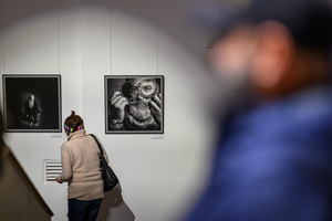 Wystawa: Męskie rozmowy - Publiczność oglądająca wystawę „Męskie rozmowy”