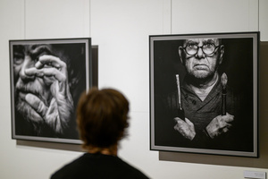 Wystawa: Męskie rozmowy - Publiczność oglądająca wystawę „Męskie rozmowy”