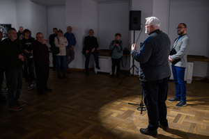 Wystawa: Męskie rozmowy - Zbigniew Furman przemawiający podczas autorskiej wystawy „Męskie rozmowy”