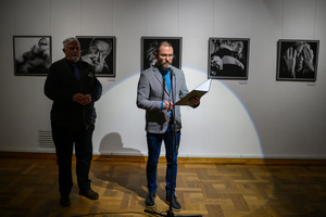 Wystawa: Męskie rozmowy - Marcin Dąbek przemawiający podczas wystawy „Męskie rozmowy”