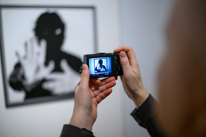 Wystawa: Męskie rozmowy - Publiczność oglądająca wystawę „Męskie rozmowy”