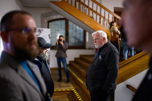 Wystawa: Męskie rozmowy - Zbigniew Furman podczas autorskiej wystawy „Męskie rozmowy”