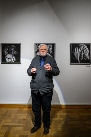 Wystawa: Męskie rozmowy - Zbigniew Furman przemawiający podczas autorskiej wystawy „Męskie rozmowy”