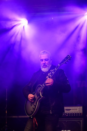Koncert: 33. tarnowski finał WOŚP - Na scenie Darek Durał, gitarzysta Futro z Ryby