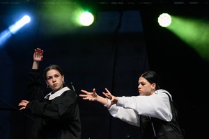 Koncert: 33. tarnowski finał WOŚP - Na scenie tancerki z ekipy Teddy's Army w układzie choreograficznym