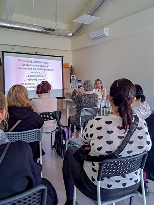 Dzień Kobiet w Dom.Ku - Uczestniczki Dnia Kobiet podczas wykładu