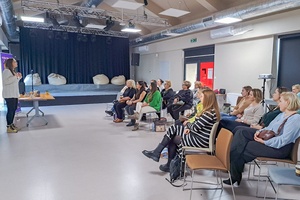 Dzień Kobiet w Dom.Ku - Uczestniczki Dnia Kobiet podczas wykładu