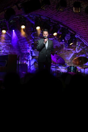 Koncert jazzowy: Kasia Pietrzio Trio - Otwarcie koncertu, na scenie konferansjer Sebastian Szafarz