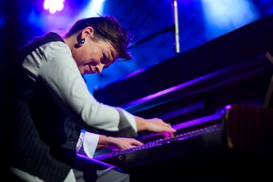 Koncert jazzowy: Kasia Pietrzio Trio - Artyści na scenie w trakcie koncertu - Kasia Pietrzko gra na pianinie.