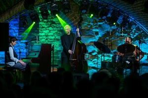 Koncert jazzowy: Kasia Pietrzio Trio - Artyści na scenie w trakcie koncertu.