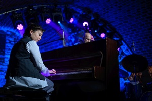 Koncert jazzowy: Kasia Pietrzio Trio - Artyści na scenie w trakcie koncertu - Kasia Pietrzko przy pianinie.