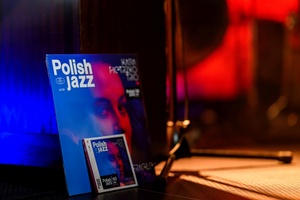 Koncert jazzowy: Kasia Pietrzio Trio - Scenografia podczas koncertu - albumy Kasi Pietrzko.
