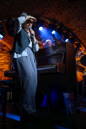 Koncert jazzowy: Kasia Pietrzio Trio - Kasia Pietrzko na scenie przemawia do publiczności.