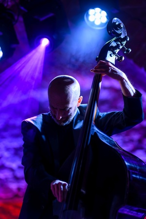 Koncert jazzowy: Kasia Pietrzio Trio - Artyści na scenie w trakcie koncertu.