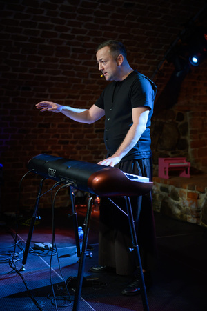 Koncert: Czesław Mozil Solo - Czesław Mozil na scenie Piwnic TCK