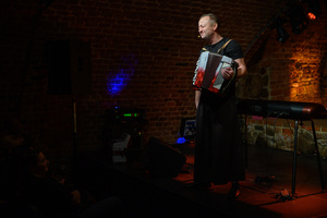 Koncert: Czesław Mozil Solo - Czesław Mozil grający na akordeonie na scenie Piwnic TCK