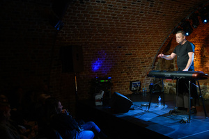 Koncert: Czesław Mozil Solo - Czesław Mozil na scenie Piwnic TCK