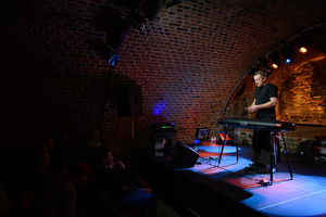 Koncert: Czesław Mozil Solo - Czesław Mozil na scenie Piwnic TCK