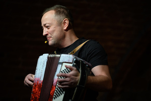 Koncert: Czesław Mozil Solo - Czesław Mozil grający na akordeonie na scenie Piwnic TCK