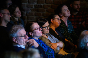 Koncert: Czesław Mozil Solo - Publiczność podczas występu Czesława Mozila w Piwnicach TCK