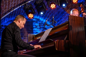 Koncert jazzowy: New Bone - Zespół New Bone w trakcie wykonania utworu na żywo.