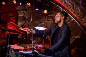 Koncert jazzowy: New Bone - Zespół New Bone w trakcie wykonania utworu na żywo.