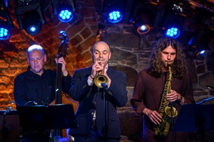 Koncert jazzowy: New Bone - Zespół New Bone w trakcie wykonania utworu na żywo.