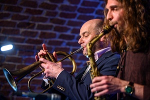 Koncert jazzowy: New Bone - Zespół New Bone w trakcie wykonania utworu na żywo.