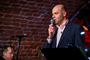 Koncert jazzowy: New Bone - Tomasz Kudyk z zespołem New Bone na scenie w Piwnicach TCK.