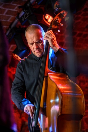 Koncert jazzowy: New Bone - Zespół New Bone w trakcie wykonania utworu na żywo.