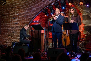 Koncert jazzowy: New Bone - Tomasz Kudyk z zespołem New Bone na scenie w Piwnicach TCK.