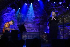 Koncert: Pracownia Piosenki "Na przekór" - Podczas koncertu. Na scenie artyści Pracowni Piosenki.