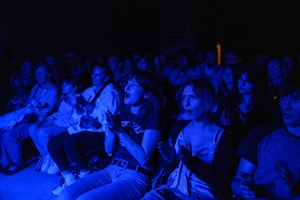 Koncert: Pracownia Piosenki "Na przekór" - Podczas koncertu. Na scenie artyści Pracowni Piosenki.