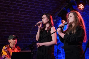 Koncert: Pracownia Piosenki "Na przekór" - Podczas koncertu. Na scenie artyści Pracowni Piosenki.