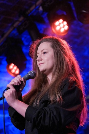 Koncert: Pracownia Piosenki "Na przekór" - Podczas koncertu. Na scenie artyści Pracowni Piosenki.