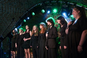 Koncert: Pracownia Piosenki "Na przekór" - Podczas koncertu. Na scenie artyści Pracowni Piosenki.