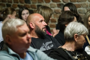 Koncert: Pracownia Piosenki "Na przekór" - Przed koncertem, widok publiczności na widowni.