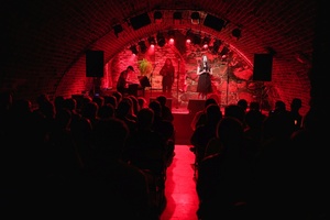 Koncert: Pracownia Piosenki "Na przekór" - Podczas koncertu. Na scenie artyści Pracowni Piosenki.