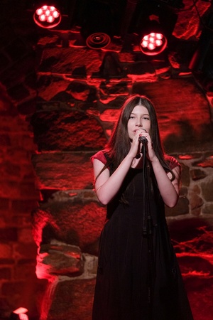 Koncert: Pracownia Piosenki "Na przekór" - Podczas koncertu. Na scenie artyści Pracowni Piosenki.