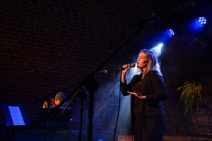 Koncert: Pracownia Piosenki "Na przekór" - Podczas koncertu. Na scenie artyści Pracowni Piosenki.